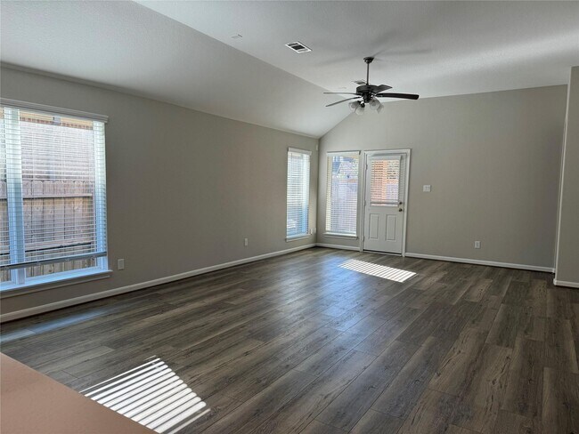 Foto del edificio - 24515 Bludana Ln