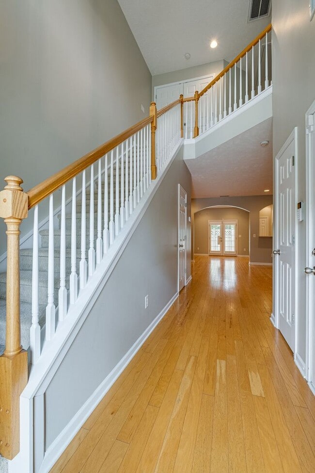 Building Photo - 3 Bed 2.5 Bath Gorgeous Townhome, Availabl...