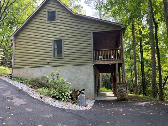 Building Photo - Beautiful 3/2 Mountain Home Rental!