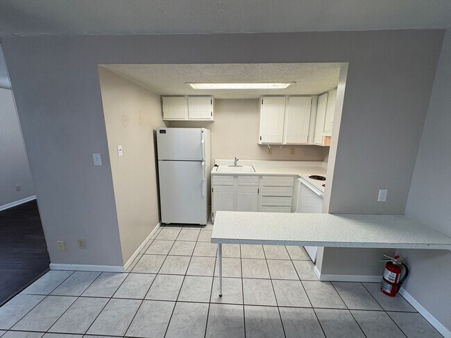 Foto del edificio - Affordable Apartment 1/2 Block from Campus!
