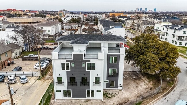 Foto del edificio - 2400 Benbrook Dr