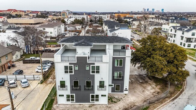 Foto del edificio - 2400 Benbrook Dr