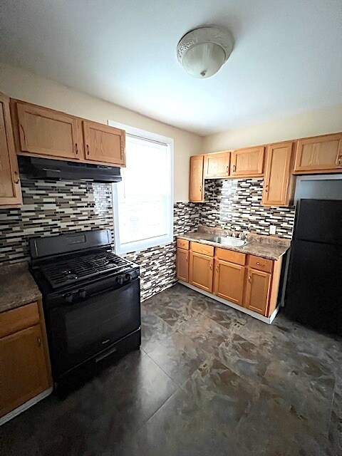 Building Photo - 2859 N Maplewood Ave