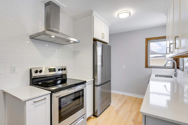 Foto del edificio - 6621 Eliot View Rd