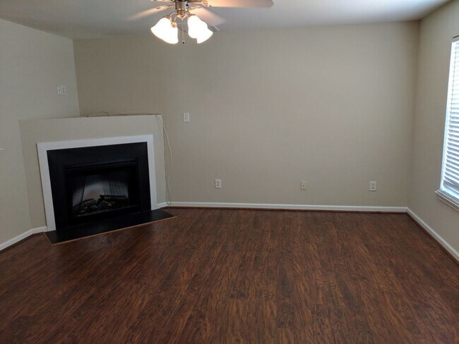 Building Photo - Three bedroom End Unit Townhome