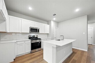 Building Photo - 806 Pne Bch Dr