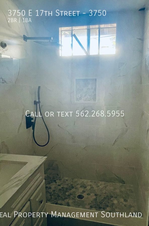 Building Photo - Remodelled Two Bed One Bath with Garage at...