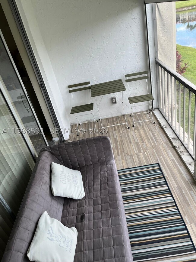 Foto del edificio - 361 S Hollybrook Dr