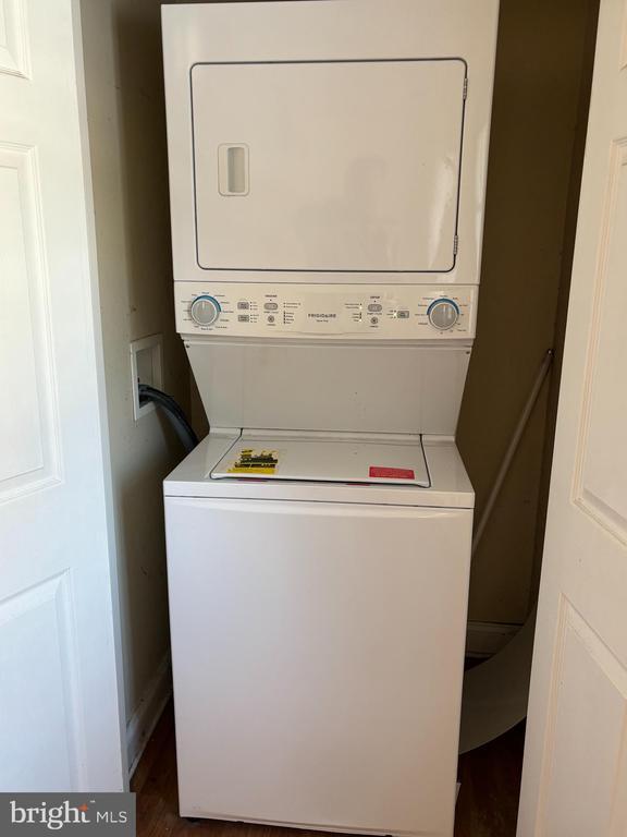 Building Photo - 303 Oak Ave