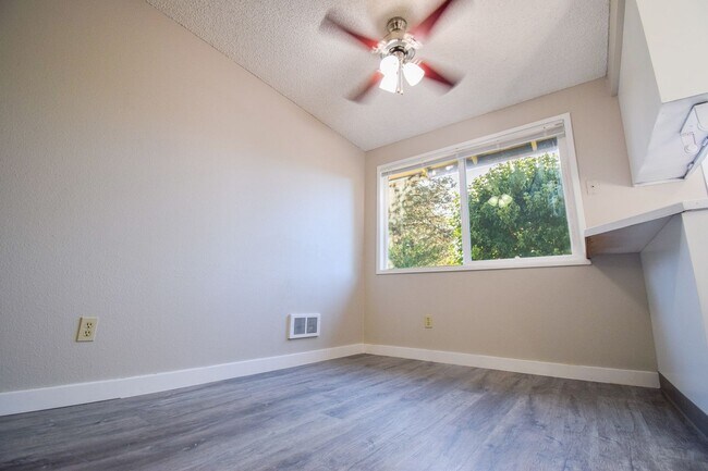 Building Photo - Newly Updated Single Level 2 Bedroom Apt in SE Portland!