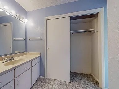 Foto del edificio - 4703 Country Club Ln NW