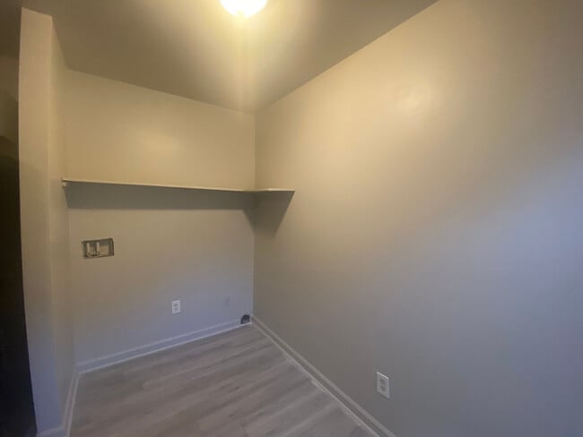 Building Photo - Room in Condo on Beck St