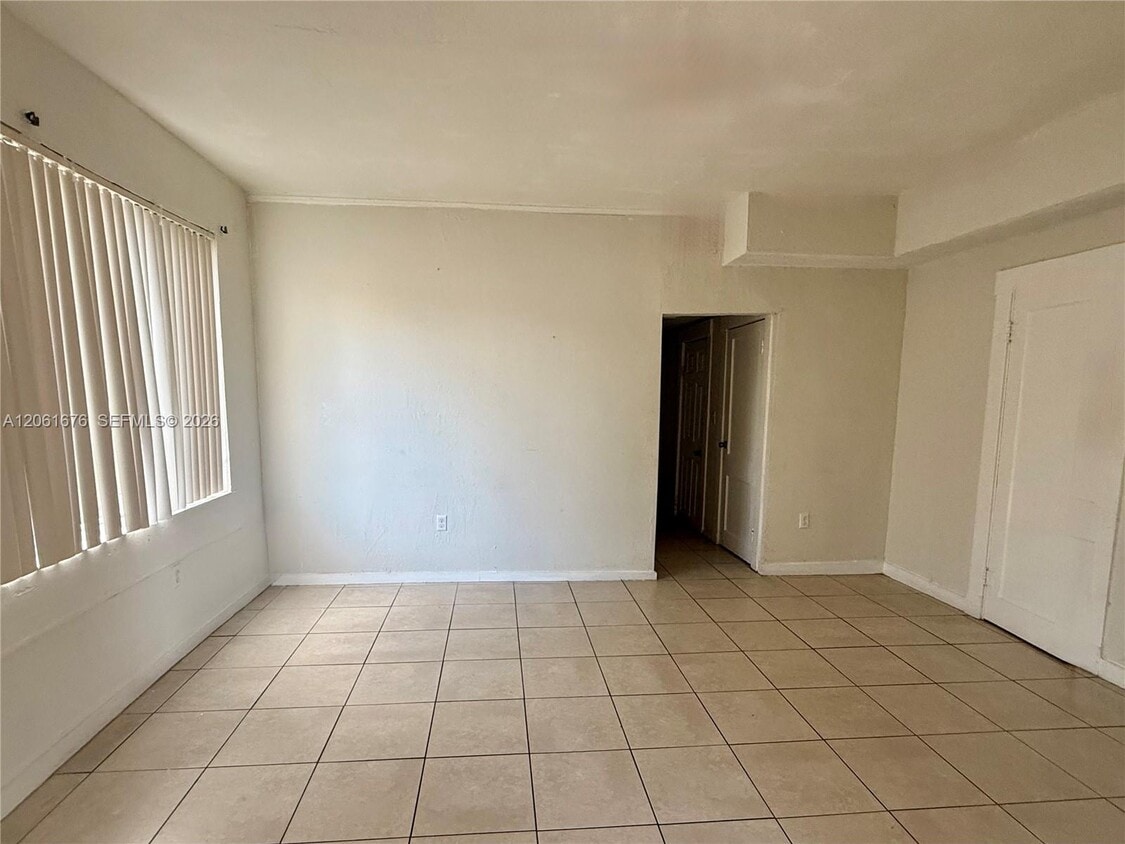 Building Photo - 920 SW 9th Ct