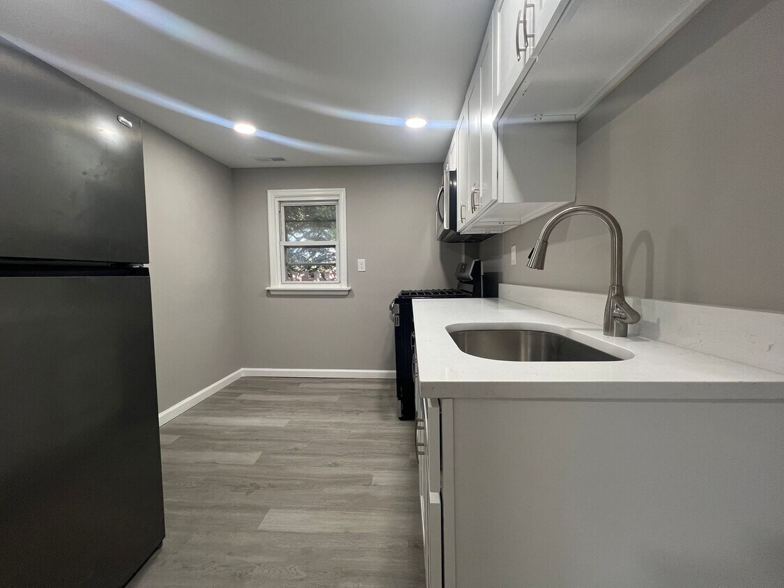 Foto principal - 3620 North Point Blvd