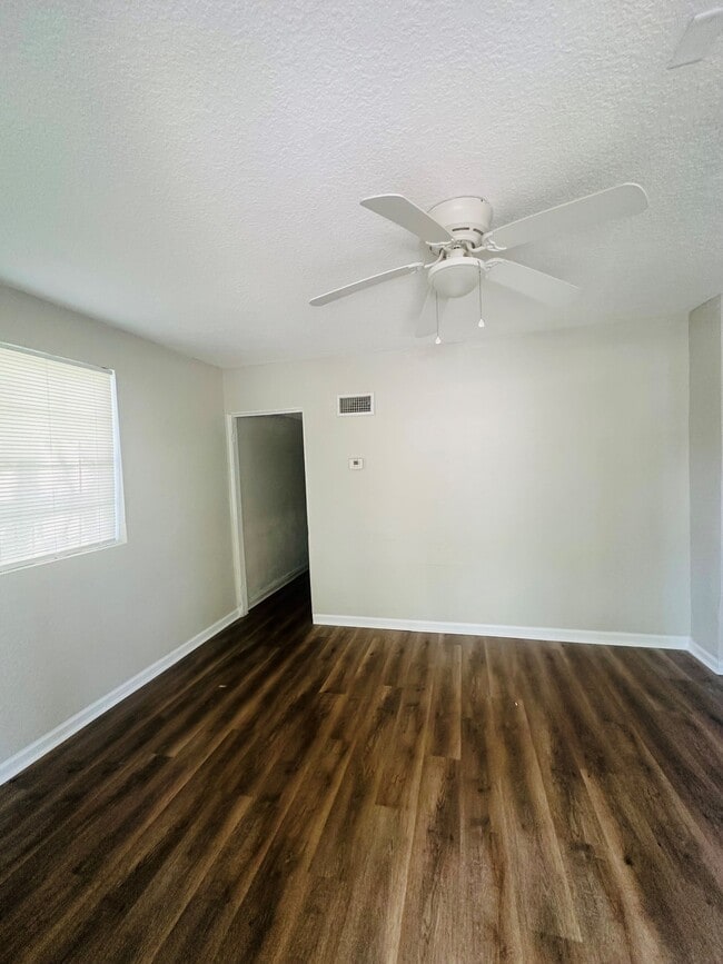 Foto del edificio - 1491 W 5th St