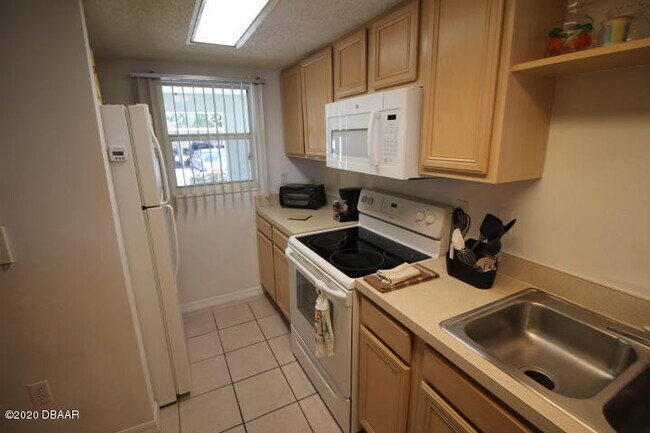 Building Photo - 711 N Halifax Ave