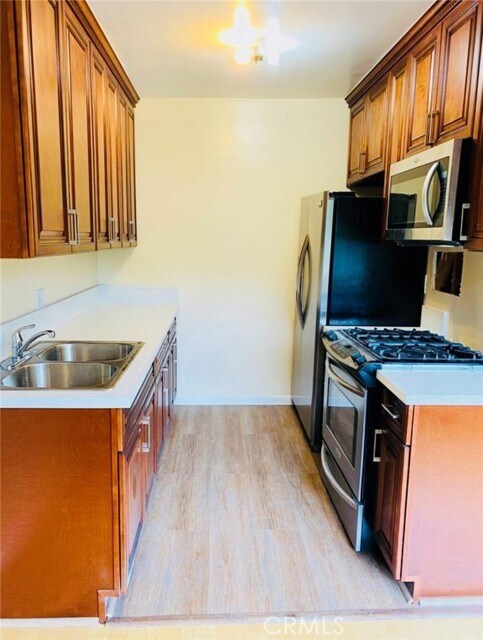 Foto del edificio - 3232 Estara Ave