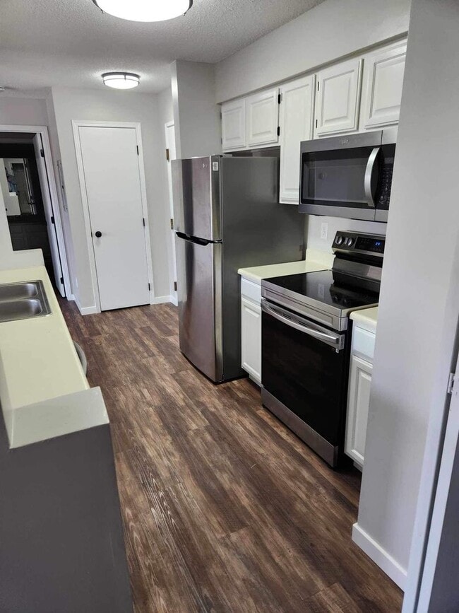 Building Photo - Village Green Apartments- 4532 Douglas