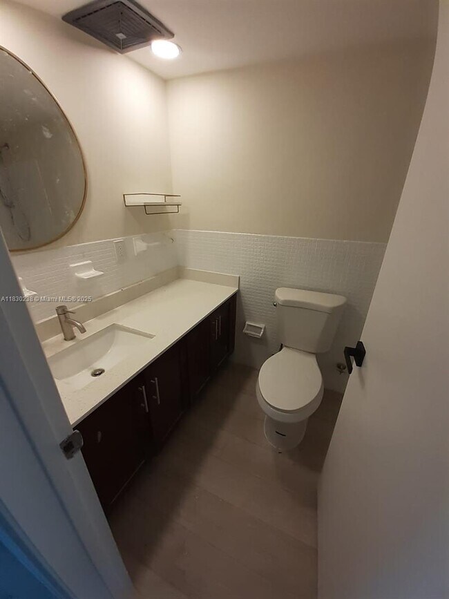 Foto del edificio - 1520 NE 56th St
