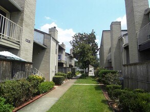 Building Photo - 2011 Spenwick Dr