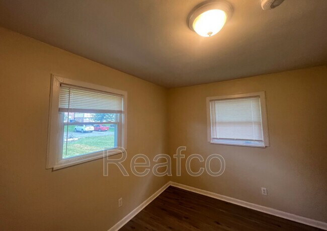 Building Photo - 452 S Napoleon Ave