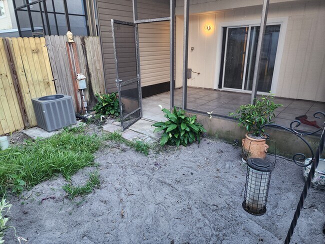 Foto del edificio - 3001 S Pines Dr