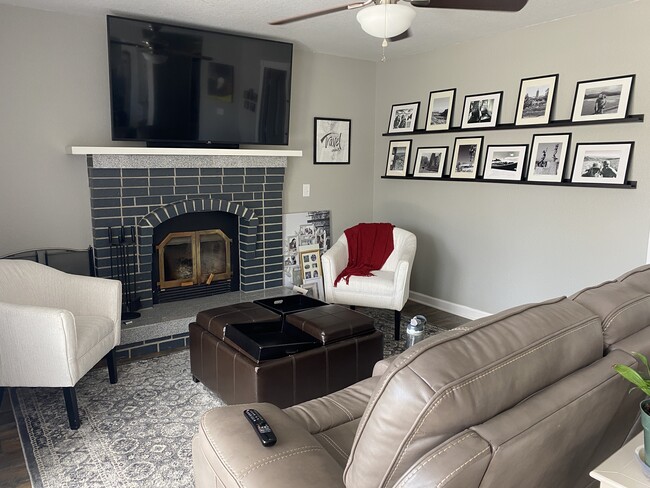 sala familiar - 4426 S Tinker Ave