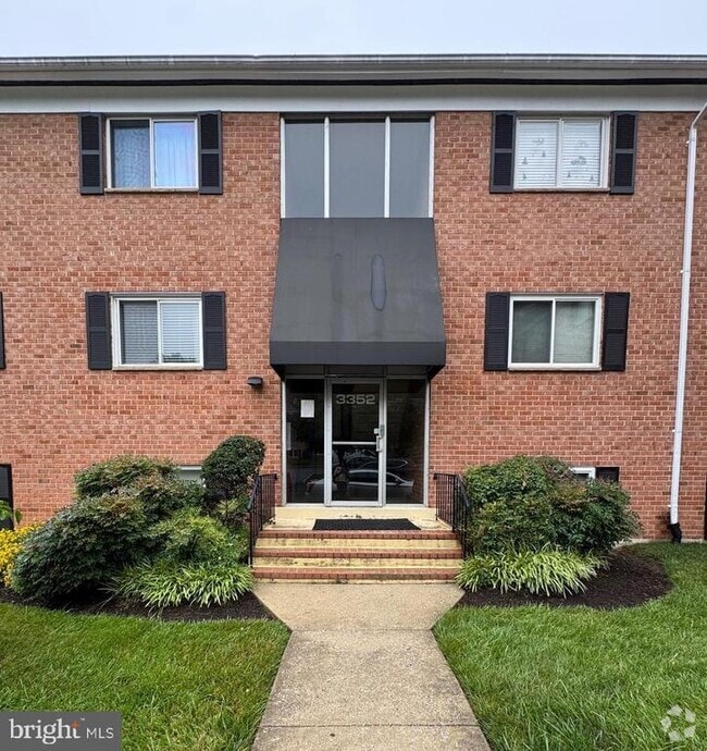 Building Photo - 3352 Hewitt Ave