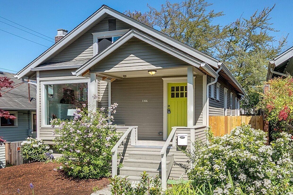 Spacious 5-Bedroom Home with Den & Backyar... - Spacious 5-Bedroom Home with Den & Backyar...