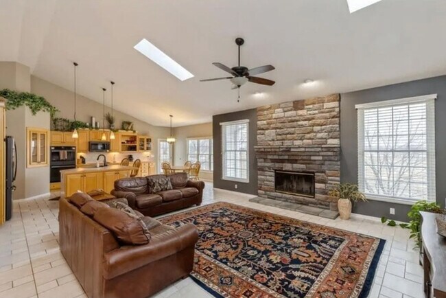Building Photo - 4 bed, 4 bath Single Family Home FOR RENT