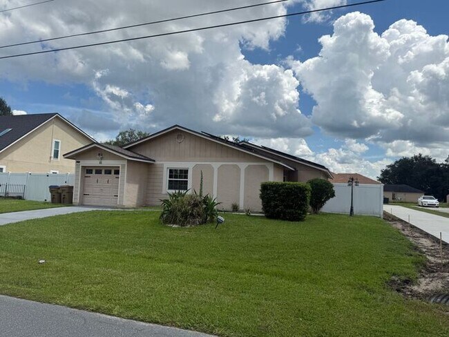 Foto del edificio - Charming 3-Bedroom Home with Modern Upgrades in Poinciana, FL