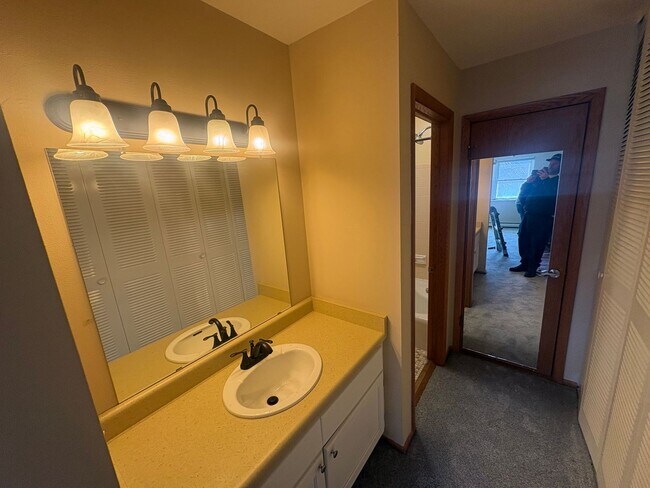 Foto del edificio - Spacious 2BR/1.5BA 2nd Floor Apartment in Brown Deer – Heat & Hot Water Included, Pool & Undergro...