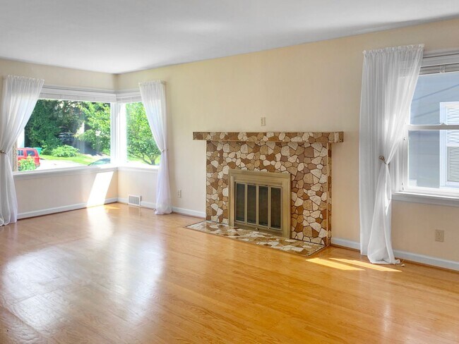 Building Photo - Amazing Home, Walk To Green Lake!