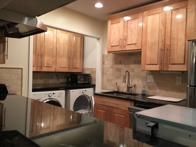 Building Photo - 1009 Dunbar Dr