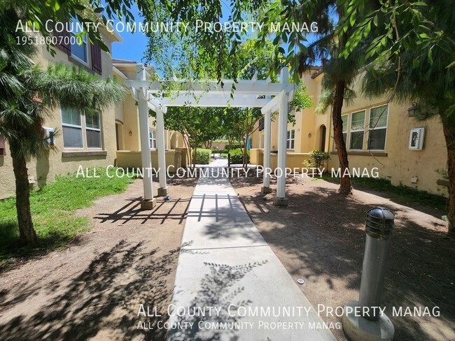 Building Photo - 3 Bedroom 2.5 Bathroom Two Story Condo for...