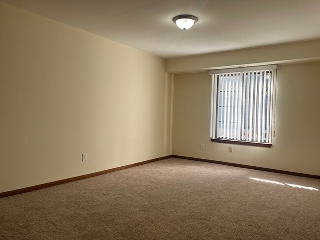 Building Photo - Greenwoods Apartments