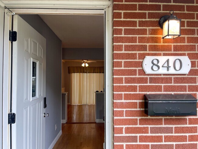 Building Photo - Welcome to your new home in Florissant