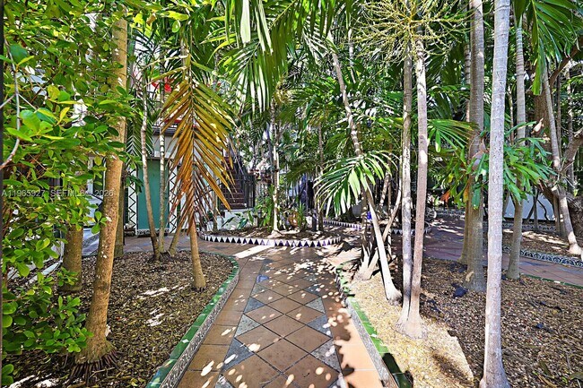 Foto del edificio - 8142 Byron Ave