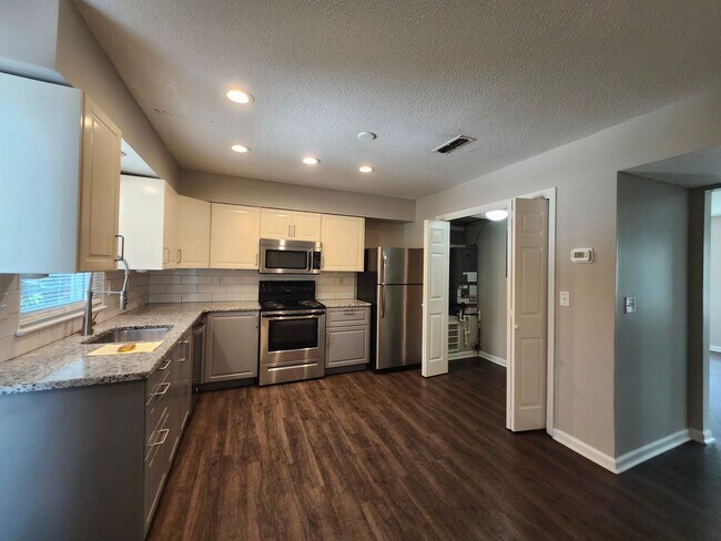 Foto del edificio - 6221 Bonny Oaks Dr