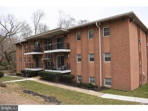 Building Photo - 302 River Rd