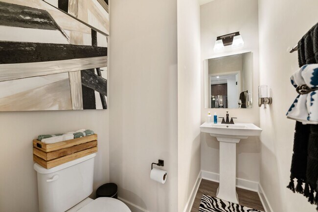 Foto del edificio - Gorgeous 4 Bedroom Townhome In Desirable W...