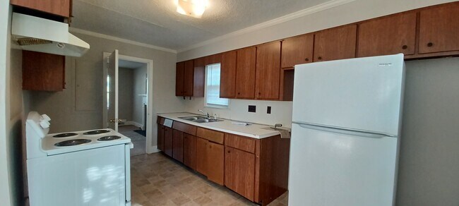 Building Photo - 604 S Oleander Ave