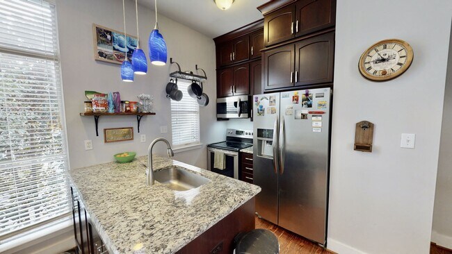 Foto del edificio - 2061 Atherton Heights Ln