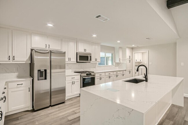 Foto del edificio - Charming Prestonwood home with peaceful ba...