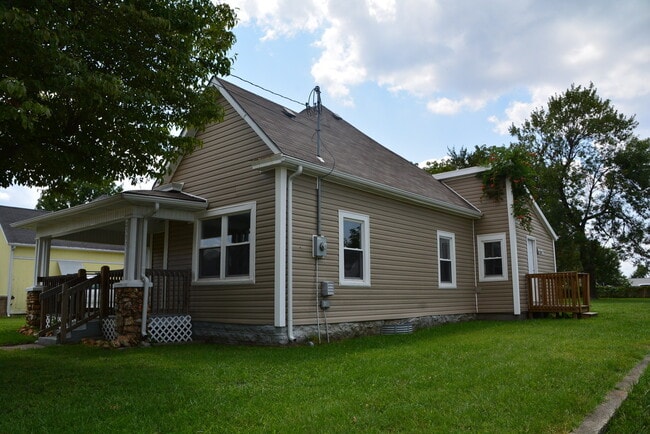 Building Photo - Rent this Recently Remodeled 2 Bedroom 1 B...