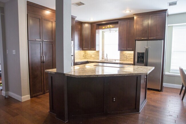 Foto del edificio - 1801 Dapplegrey Ln