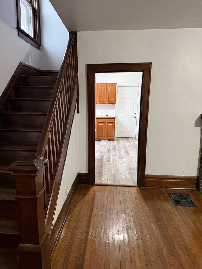 Building Photo - 594 N 21st St