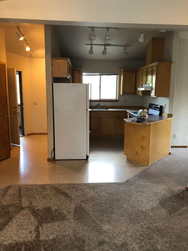 Building Photo - Spacious Studio Unit Located on Quiet NE B...