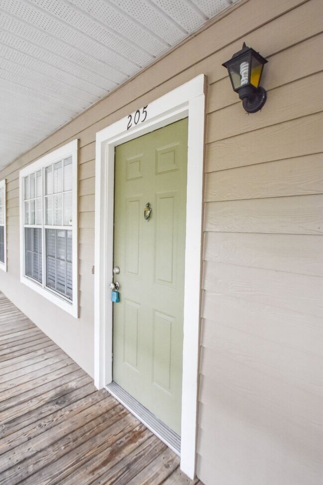 Building Photo - Amazing 2/2 Condo in Hunters Reserve! Wate...