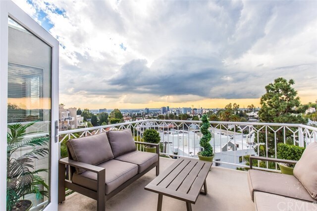 Foto del edificio - 2222 N Beachwood Dr